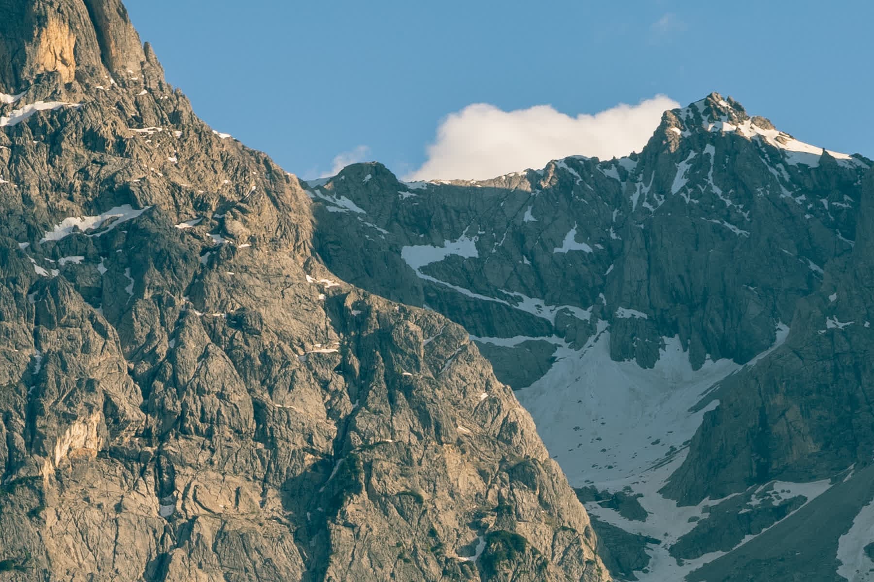Gipfel der Lienzer Dolomiten über grünen Almwiesen